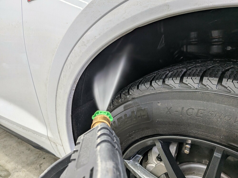 タイヤハウスを高圧洗浄機で水洗い