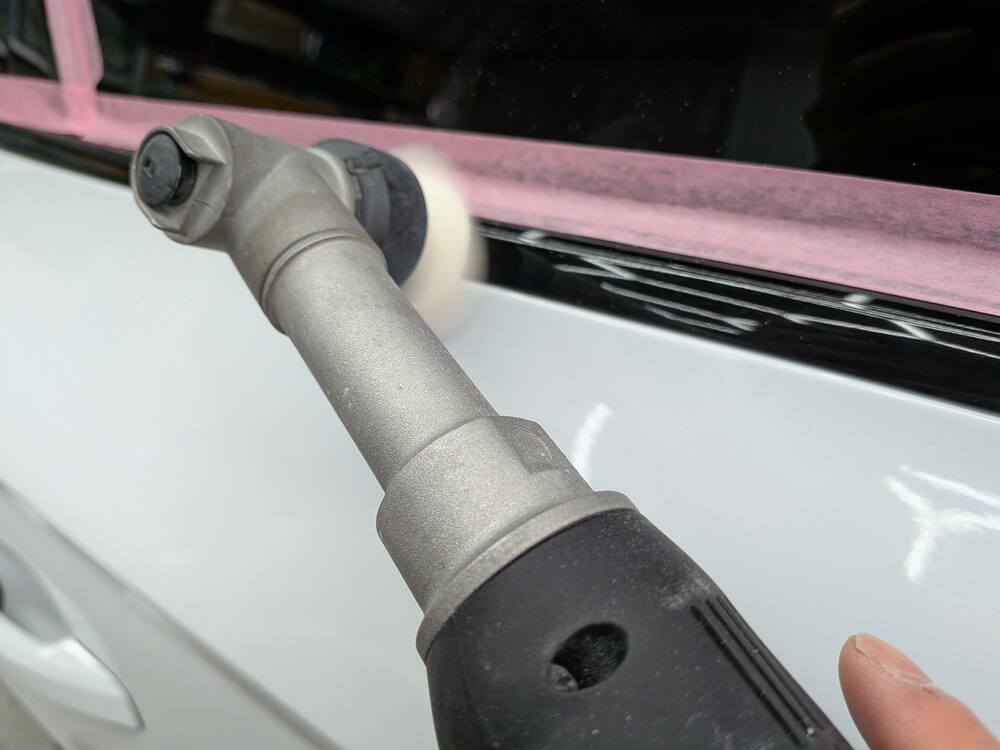 ウィンドウモール磨き作業