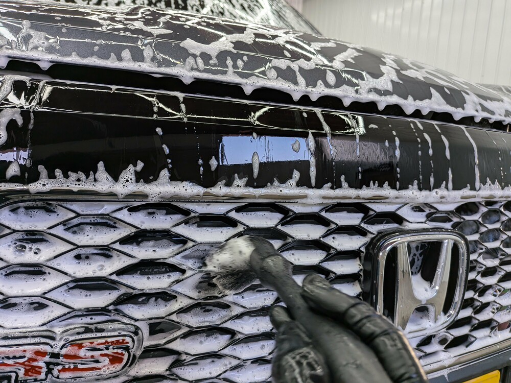 フロントバグリルをディテーリングブラシを使用して洗浄