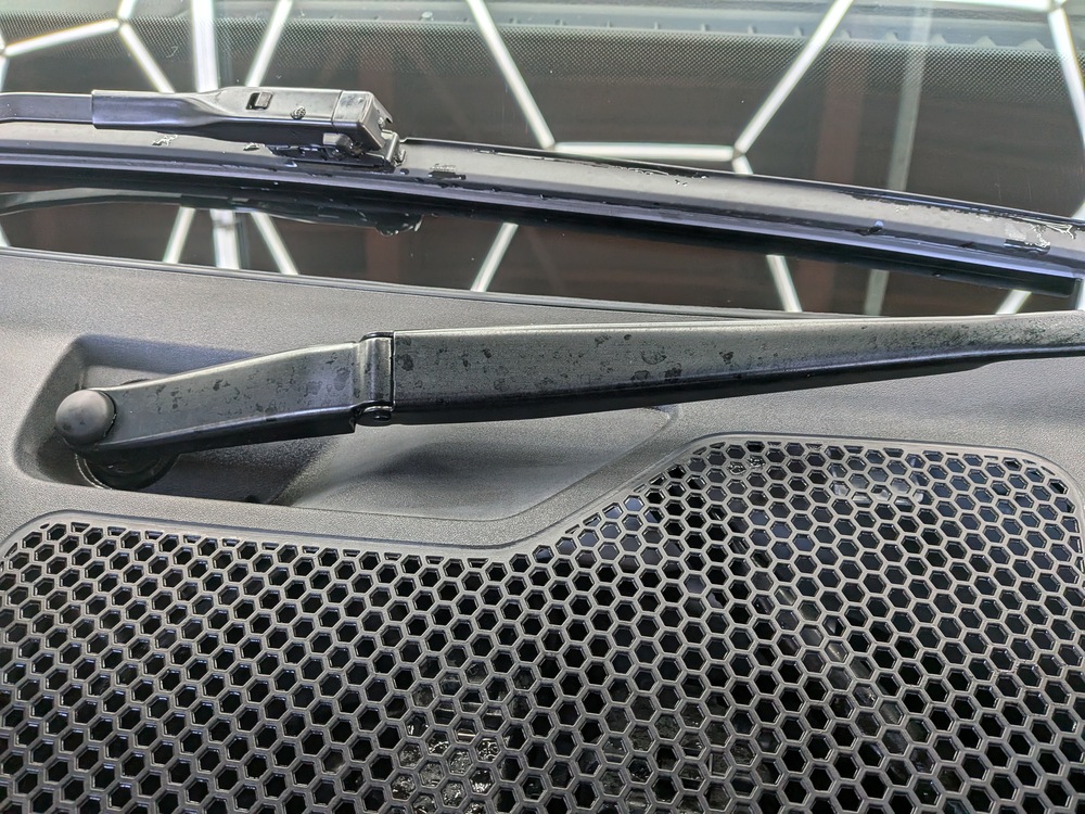 フロントワイパーの水シミ除去前