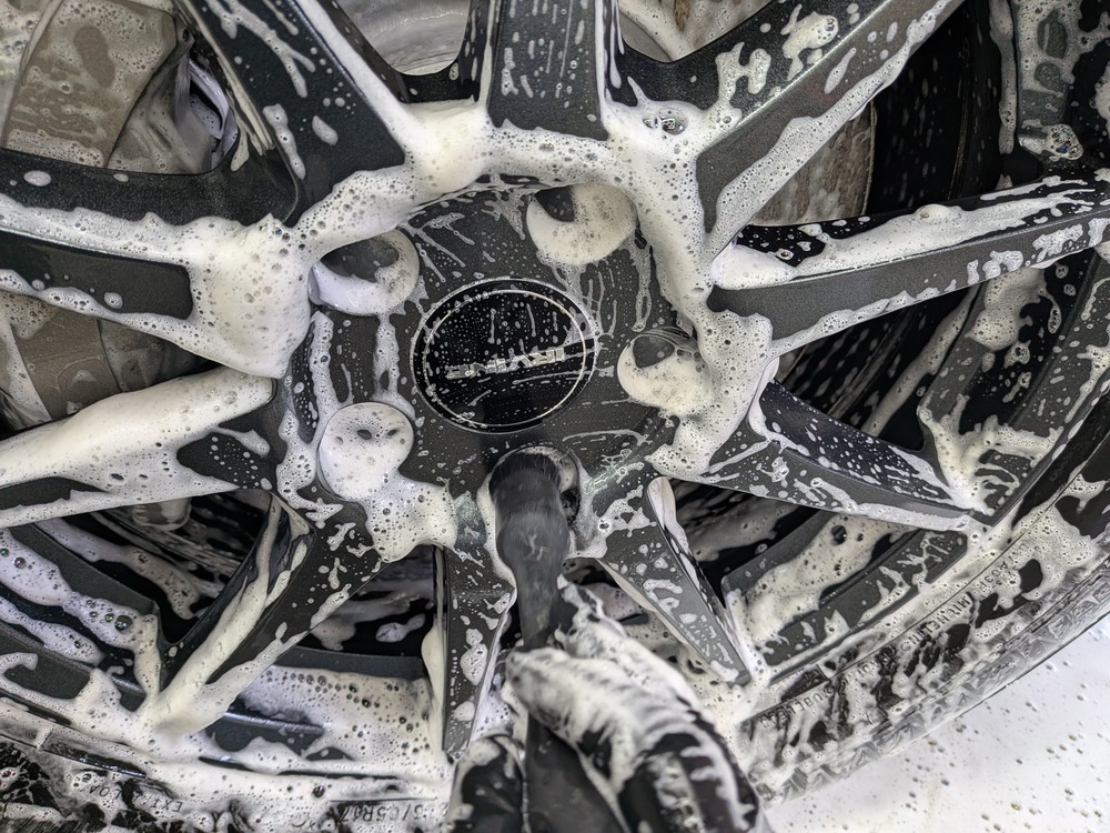 アルミホイールの洗浄（ディテーリングブラシを使用）