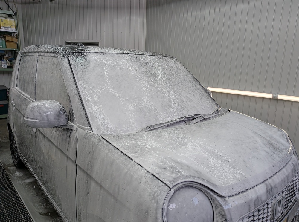 ボディにフォームガンで洗剤を噴霧