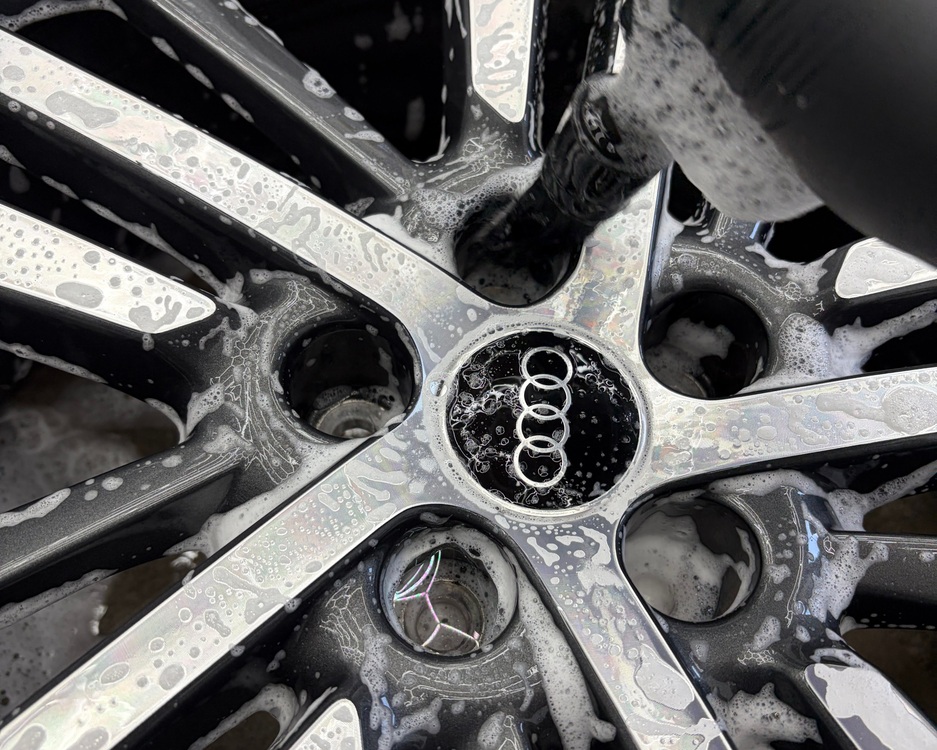 取り外したタイヤアルミホイールの洗浄（ディテーリングブラシを使用）