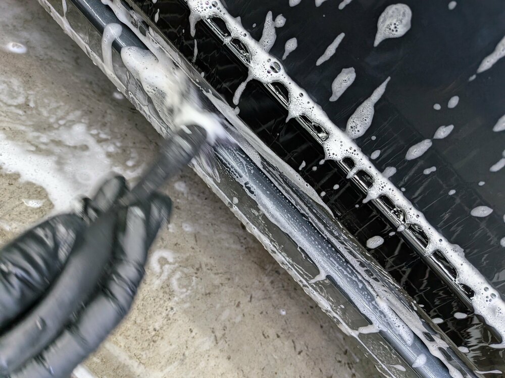 ドア下部の隙間をディテーリングブラシを使用して洗浄