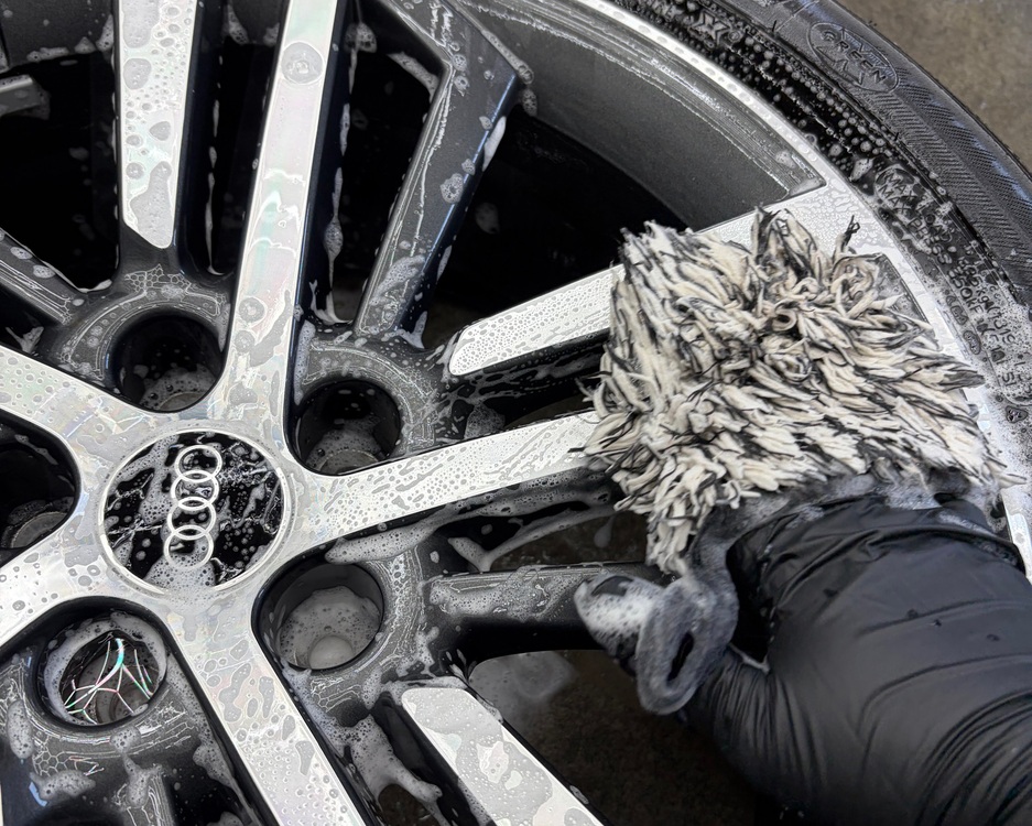 取り外したタイヤとアルミホイールの洗浄