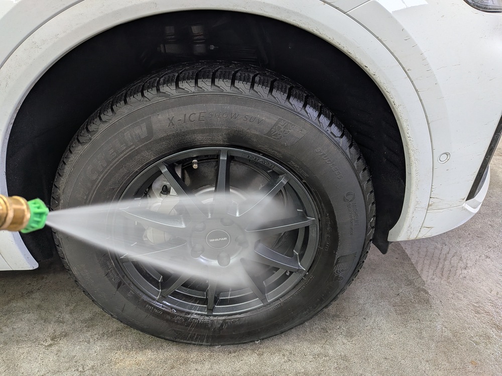 タイヤ、アルミホイールを高圧洗浄機で水洗い