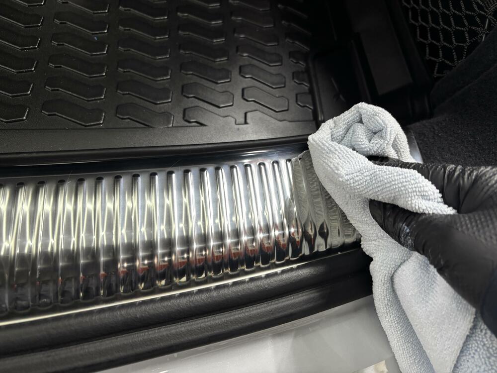 ラゲッジスカッフプレートコーティング施工